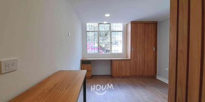 [ARR] ID HOUM: 158155

Entérate de todos los beneficios al arrendar con nosotros:
    • Asistencia e intermediación con el propietario
    • Firma tu contrato online
    • Arrienda sin burocracia, sin papeleos ni notarías

Departamento en arriendo, ubicado en el barrio La Porciúncula, con una superficie construida de 19.52 m² y superficie total de 19.52  m². 

Sus principales características son:

    • No amoblado
    • 1 dormitorio
    • 1 baño
    • Admite mascotas
    • Año de construcción: 2025
            
Además, el inmueble cuenta con las siguientes amenidades:

    • Lavandería

Si arriendas con nosotros, te brindamos asesoría personalizada durante todo el proceso.

Requisitos para arrendar con nosotros:

    • Arrienda sin codeudor*, fácil, rápido y seguro
    • Demuestra un ingreso mensual neto de al menos 2.5 veces el valor del arriendo (los ingresos mensuales se pueden complementar por las personas que vivirán en este inmueble)
    • Completa tu información básica y mándanos tus extractos bancarios o documentos que demuestren tus ingresos
    • No debes tener reportes negativos en centrales de crédito
        

IMPORTANTE:

    • Te invitamos a agendar una visita a esta propiedad
    • Si tienes alguna duda por favor puedes solicitar más información desde los portales como también contactarte directamente con nosotros
    
Más que una inmobiliaria, somos Houm.
*Aplican T&C