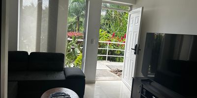 Casa en venta en La Villa en unidad cerrada cerca a supermercados de cadena, rutas de transporte público y servicios complementarios de la zona. Cuenta con salacomedor, pisos en cerámica, estudio, tres habitaciones con closet, tres baños, cocina integral en mesón de granito, estufa, calentador a gas, zona de ropas y patio. La unidad posee de un parqueadero cubierto, piscina, gimnasio, salón comunal, sauna turco, parques infantiles, placa polideportiva, zonas verdes, circuito cerrado de tv, vigilancia y portería las 24 horas. Inmueble sujeto a verificación de disponibilidad.