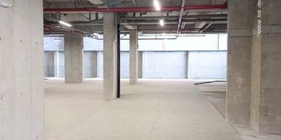 Local en arriendo en Bomboná, Medellín – 672 m², ideal para tu negocio

Este amplio local de 672,72 m² es la oportunidad perfecta para hacer crecer tu empresa en el corazón de Medellín. Su excelente distribución y especificaciones técnicas lo convierten en un espacio versátil para diferentes tipos de negocios.

El inmueble cuenta con:

6 baños (hombres, mujeres y discapacitados).

Cuarto de aseo y cuarto de basura.

Acceso independiente y ascensores.

Acometida eléctrica de 30 Kva con posibilidad de ampliación.

Red hidrosanitaria, red de gas y red contra incendios (RCI).

Posibilidad de expansión en la red de extracción.

Gracias a sus características, este local se adapta a diversos usos comerciales, garantizando comodidad, seguridad y funcionalidad en una zona estratégica de Medellín.

¡Agenda tu visita y haz de este espacio la sede de tu negocio!

¡City Raíz busca su tranquilidad! - Código: 19670
Contáctanos por WhatsApp al 310 840 1461 o llamándonos al 604 411 7372
www.cityraiz.com