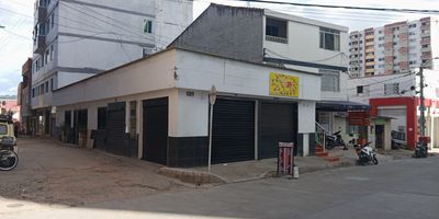 Este local comercial en arriendo en el barrio Las Olas Et. II de Bucaramanga, Santander, tiene 12 m² de área construida. Dispone de un baño y lavaplatos. Con una antigüedad de 25 años, se sitúa en estrato 3. El canon de arriendo es de $900.000. Para más información o visitar este local en Las Olas, Bucaramanga, contáctenos por WhatsApp, Quiero que me contacten o Ver teléfonos.