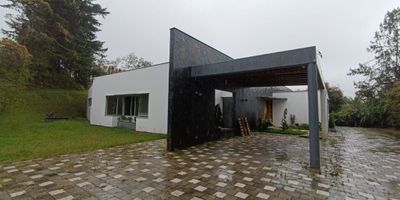 Te ofrecemos una hermosa casa campestre ubicada en El Escobero, en un amplio lote de 2.000 m² y con 400 m² de construcción en un solo nivel. Esta propiedad es ideal para quienes buscan tranquilidad y confort en un entorno natural.

Características de la Propiedad: 5 habitaciones, habituación del servicio con baño y closet, dos jardines con bonsáis que brindan privacidad a la habitación principal de toda la casa, 6 baños, 6 closet, vestier, sala, comedor, chimenea, espacio para gimnasio cubierto o sala de televisión, bar, cocina en isla, zonas verdes, zona de mirador, piso en porcelanato italiano y madera laminada italiana. parqueadero cubierto doble, zonas externas para salas y comedor cubiertos por pérgolas modernas y al aire libre, zona amplia en adoquín para varios vehiculos.