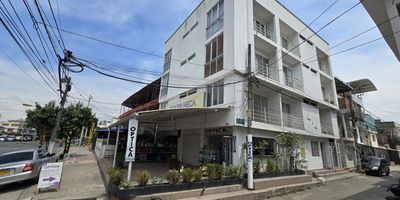 Viva House tú inmobiliaria te ofrece en arriendo este cómodo y funcional apartaestudio, ubicado en el Barrio El Guabal, Se encuentra muy cerca de la Pasoancho y la Autopista Suroriental, lo que lo convierte en una excelente opción por su ubicación.
El inmueble cuenta con cocina, zona de lavado, baño y clóset, distribuidos de forma eficiente para brindar comodidad en el día a día. A pocos metros del inmueble encontrarás, gimnasio, droguería, ferretería, minimarket, óptica y varios restaurantes.
Incluye servicios públicos energía, agua y gas.
