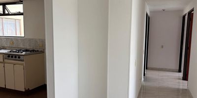 Venta de apartamento cómodo y acogedor en un cuarto piso, sala comedor, cocina, 3 habitaciones, 2 baños, zona de lavado y cuenta con parqueadero propio. Su precio es de 280.000.000 negociables 