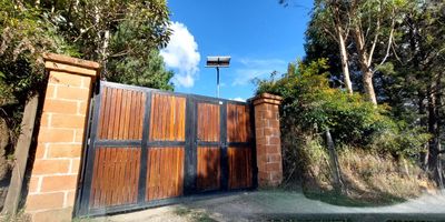 Finca con 3 habitaciones, la principal con bano, 2 banos sociales, sala comedor, cocina semi integral, estudio, balcon, patio, parqueadero al aire libre para 5 carros y cuarto util
Parcelacion de 5 fincas con acueducto veredal San Jose.
