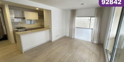 Apartamento para estrenar en arriendo, ubicado en el sector de Rio Alto al norte de la Ciudad de Barranquilla, de fácil acceso y transporte, cerca de parques con grandes zonas verdes, almacenes de cadena, centros comerciales, colegios, universidades e iglesias; el apto esta del lado sombra, cuenta con excelente acabados, sala comedor, gran balcón con vista al río y zonas verdes, baño social, estudio, hall de alcobas, 3 alcobas, 1 vestier, baño privado y auxiliar, balcon pequeño en alcoba principal, cocina integral tipo americano, área de labores, 1 garaje privado, 1 deposito, cortinas en sala comedor y alcoba principal. El conjunto tiene amplias y acogedoras zonas sociales, lobby, piscinas, zonas verdes, gym, salón social, terraza bbq, salon de niños, home office, planta eléctrica y seguridad privada.