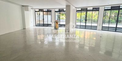 Local en Arriendo – Centro Comercial en El Poblado

¡Ubicación estratégica y espacios únicos para tu marca!

Local de 230 m² en reconocido centro comercial del Poblado, ideal para restaurantes, cafés, showrooms o marcas que buscan alto impacto y visibilidad.

Características destacadas:

Espacios amplios con grandes vidrieras

Terraza cubierta con acceso directo a zona verde

Excelente iluminación natural

2 parqueaderos privados

Alto flujo peatonal y vehicular

Canon de arrendamiento: $26.973.000

Expón tu marca en uno de los sectores más exclusivos y dinámicos de Medellín.
Contáctanos para más información o para agendar tu visita.