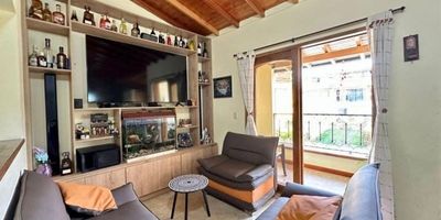 Casa en segundo piso – La Ceja, Barrio La AldeaAcogedora casa de 116 m² en estrato 3, con 3 habitaciones (principal con baño y clóset, las otras con vestier), 2 baños, cocina integral, biblioteca con espacio para dos, amplio patio de ropas y cuarto útil. Excelente ubicación y bajo costo de predial ($67.000 trimestral).