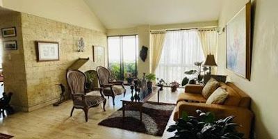 EN VENTA!! Hermoso apartamento tipo pent house de 279mts2 en el centro de la ciudad, sector comercial y residencial, cerca a todo, centros comerciales, restaurantes, colegios, universidades, hospitales, comodas vias de acceso a transporte publico; el apartamento cuenta con 2 niveles, distribuidos así: nivel 1, sala comedor, cocina integral, zona de ropas, habitacion de servicio con baño privado, estudio, baño social, 1 habitacion con baño privado, balcón; nivel 2, estudio, 2 habitaciones con baño privado, 2 balcones; además este espectacular apartamento, tiene 2 parqueaderos cubiertos  y un cuarto útil.... para mayor información CONTACTANOS!! 