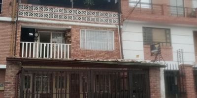 Edificio  de 2 pisos y terraza,  área total 306 mts,   en primer piso tiene 2 apartamentos  de 63mts  aproximadamente con 2 alcobas, 1 baño, sala comedor  en el mismo ambiente y zona de lavandería, en el  segundo piso tiene 2 apartamentos  de 49 mts con 2 alcobas, 1 baño, sala  comedor en el mismo ambiente y zona de lavandería, cuenta con servicios de agua, luz y gas natural,  pisos en baldosa, ubicado cerca a vías principales  y el transporte que conduce a  Bogota, cajica y chia.