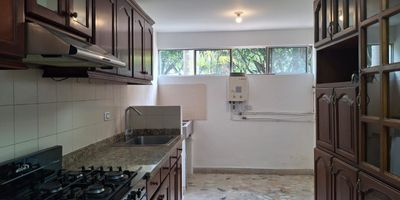 Venta de apartamento Ingenio segundo piso sur de Cali, sector de alta valorización por estar rodeado de parques, cerca a centros comerciales, clínicas. El apartamento consta de amplia sala comedor, baño social, tres habitaciones, habitación principal con baño y aire acondicionado, balcón en habitación, cocina integral, zona de oficios, cuarto de servicio con baño. el edificio cuenta con planta eléctrica, ascensor, portería, parqueadero en linea cubierto.