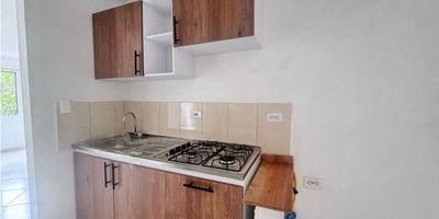  

✨ Se arrienda acogedora casa en Pilarica, un espacio pensado para el confort y la tranquilidad. Con 80 m² distribuidos de manera armoniosa, esta vivienda cuenta con 2 alcobas amplias, cada una con su closet, ideal para guardar y organizar con comodidad.

La propiedad dispone de una sala comedor luminosa, cocina integral con gas por pipeta, y un baño práctico y funcional. Se encuentra en un segundo piso, dentro de un sector residencial de estrato 3, que combina accesibilidad y buena ubicación.

Un lugar perfecto para quienes buscan vivir con comodidad, sencillez y cercanía a todo lo necesario. ?

 