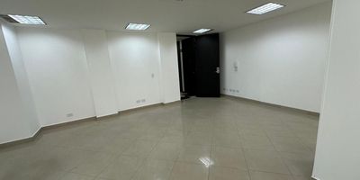 Moderna oficina exterior en tercer piso, en excelente estado y con una ubicacion estrategica. Espacios iluminados naturalmente, equipada con cortinas y acceso por ascensor. Edificio corporativo con vigilancia 24/7, recepcion, parqueadero privado y de visitantes. Disfruta de una amplia terraza con vista panoramica, ideal como zona de descanso. Ademas, cuenta con bano privado y espacio para cocineta. Todo lo que necesitas para trabajar con comodidad y estilo!