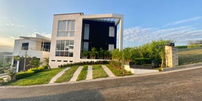 Se vende casa en Santa Fe de Antioquia  , en el departamento de Antioquia , ubicada dentro de una parcelación de 37 lotes , construida en dos niveles  , la habitación principal cuenta con su baño privado y vestier, cuenta con zona de star la cual puedes adecuar como sola de hobbies  , esta propiedad se caracteriza por sus amplios espacios e iluminación , cuenta con doble altura en la zona de sala y comedor  y  grandes ventanales  , cuenta con una cocina  completamente moderna con isla , campana industrial y diseño abierto , gracias a este concepto genera una excelente integración con la terraza y jardines . En la parte exterior encuentras la piscina, jacuzzi, solárium y baños. Lugar  ideal para pasar fines de semana de descanso al lado de tu familia y amigos con toda la comodidad y lujos de un hotel. 

Este condominio está ubicado a solo 10 cuadras del parque principal, con su respectivo paisajismo y vías adoquinadas, cuenta con portería 24 horas juegos infantiles y zona húmeda. 

Ubicado en uno de los pueblos más importantes de Antioquia, considerado patrimonio histórico y colonial, en este encontraras supermercados, restaurantes, iglesias y muchas  atracciones turísticas del sector. Cuanta con vías pavimentadas desde Medellín hasta el pueblo, con uno de los proyectos más ambiciosos de la Gobernación de Antioquia.
