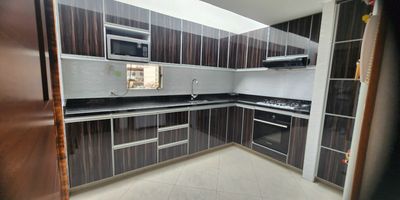 Casa en un conjunto cerrado en MARANTA, en su frente cuenta con amplio antejardin, tiene  3 habitaciones  todas con amplios closet, con ingreso de luz natural,  3 Baños completos,  altillo  con posibilidad de varios usos, un parqueadero cubierto,  depósito, un salón comedor con chimenea y vista exterior,  Cocina integral moderna  amplia con excelente luz natural  que entra por claraboya de vidrio del techo, patio interior  posibilidad  de diversos usos y zona  de lavandería amplia y con closet  para ropa de casa. El estado de la casa es excelente
