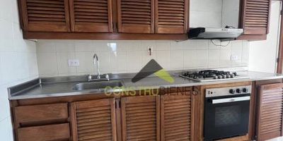 Apartamento en arriendo sector Primavera- Envigado, cerca al CC Comercial Mayorca y la estacion Itagui del Metro, tiene una área de 115 m² en el piso 3  Cuenta con 3 alcobas una con baño, 3 baños cabinados, 2 closets de madera, sala comedor, biblio-estudio, cocina integral mixta y meson en aluminio, extractor, horno, red de gas, balcon y zona de ropas, tiene dos parqueaderos, placa deportiva y zonas verdes.
Quieres conocerlo?&nbsp;Agenda tu cita hoy mismo 3104289911 y descubre por qué este apartamento puede ser tu nuevo hogar.