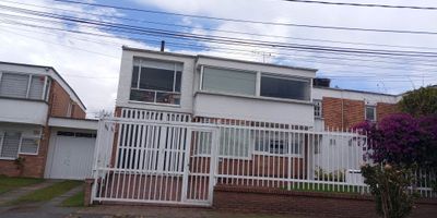 ADMINISTRADORA AAVAL, VENDE CASA DE DOS NIVELES, NIVEL UNO: ANTEJARDÍN, COCINA INTEGRAL A GAS, UN BAÑO, ZONA DE LAVANDERIA,  SALA COMEDOR CON CHIMENEA, ZONA BBQ, ALCOBA SENCILLA, ESTAR DE TELEVISION,  NIVEL DOS:  TRES  ALCOBAS, PRINCIPAL CON VESTIER, BAÑO JACUZZI,   BAÑO AUXILIAR, ESTUDIO CON BIBLIOTECA, CUENTA CON CUATRO PARQUEADEROS DOS CUBIERTOS, CERCA A AVENIDA SUBA, CALLE 116, ESTACIÓN TRANSMILENIO HUMEDAL CÓRDOBA, ALMACÉN ÉXITO.