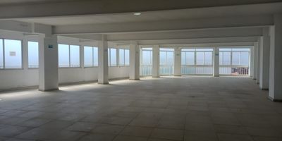 Arrendamos local apropiado para gimnasio o cualquier otra actividad, piso 3o. de un edificio esquinero del barrio Nueva Floresta de Cali, Valle del Cauca; muy cerca al mercado del barrio, sobre vía principal.