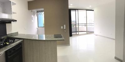 Apartaestudio en venta en unidad cerrada cerca a supermercados de cadena, rutas de transporte público y servicios complementarios de la zona. Cuenta con salacomedor, pisos en cerámica, una habitación con closet, dos baños, cocina integral en mesón de granito, estufa, calentador a gas y zona de ropas. La unidad posee de un parqueadero cubierto, ascensor, circuito cerrado de tv, vigilancia y portería las 24 horas. Inmueble sujeto a verificación de disponibilidad.