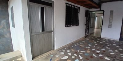 Casa en venta en Medellín, barrio Las Violetas. Esta propiedad ofrece 4 habitaciones y 2 baños, con un área construida de 127 m². Ideal para familias, esta casa cuenta con vigilancia para mayor seguridad. Ubicada en estrato 2, tiene 25 años de antigüedad y su precio de venta es de $300,000,000. Una buena opción para adquirir vivienda en la ciudad. Para conocer más detalles de esta casa en venta en Medellín, Las Violetas o agendar una visita, puede utilizar nuestras opciones de whatsapp, quiero que me contacten y ver telefonos.