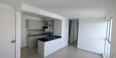 ¡Tu nuevo hogar te espera en el sur de Cali!
Zona de alta valorización – Conjunto cerrado

Vive con comodidad en este hermoso apartamento ubicado en el 10.º piso (último) con ascensor, dentro de un conjunto privado al sur de Cali, en zona de expansión con excelente proyección.

 Características del apartamento:

Área de 61 m²

3 habitaciones (2 con clóset y la principal con Vestier y baño privado)

1 baño social

Cocina tipo americano

Sala-comedor con excelente iluminación

Vista hacia la zona social y vista exterior panorámica e infinita

Ubicado en el último piso (10.º) con ascensor

 Zonas comunes del conjunto:

Piscina

Cancha múltiple

Lobby de ingreso

Parqueadero comunitario

Seguridad 24/7

 Entorno cercano: universidades, colegios, centros comerciales y parques, ideales para ejercitarte o disfrutar con tu mascota.