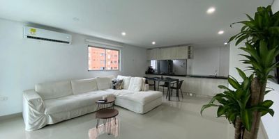 Apartamento en arriendo en Villa Country, ubicado en unidad cerrada cerca a centros comerciales, supermercados, restaurantes, droguerías, rutas de transporte público. Cuenta con Hall de acceso, sala comedor, estar de tv, hall de alcobas, un balcón, tres habitaciones, dos baños, cocina integral con mesón en granito, estufa, campana extractora y horno empotrados, pisos en porcelanato, zona de ropas. En conjunto cerrado piscina, gimnasio, salon comunal, sauna, turco, parques infantiles, zonas verdes, vigilancia y portería 24 horas.