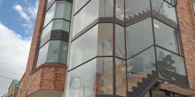 Se vende consultorio o local comercial en una excelente ubicación, en el edificio centro medico Palermo III,  zona residencial y comercial con importantes vías de acceso como la avenida NQS y calle 45, al frente del colegio Americano de Bogotá, cerca a la universidad nacional. El local tiene un área de 12 m2 con su baño privado. Información adicional por favor comunicarse al email yamile.cifuentesinmobiliariabogota.com o al teléfono 3172599778. El equipo inmobiliario Bogotá esta comprometido a brindar una experiencia de vida excepcional.