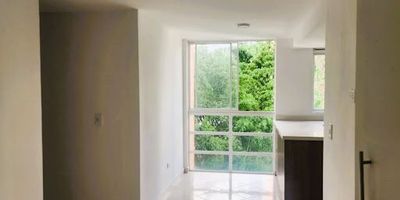 Se vende acogedor Apartamento en Sabaneta, Área 51 mts2, 3 habitaciones con closet, baño con excelentes acabados cocina integral con barra americana, sala comedor, zona de ropas. Apartamento totalmente terminado, con acabados bonitos y modernos.  Bajos costos mensuales. Ubicado en Unidad Residencial con portería y vigilancia 24 horas, piscina adultos y niños, juegos infantiles, zonas verdes. Cerca a colegios, universidades y al transporte público.  