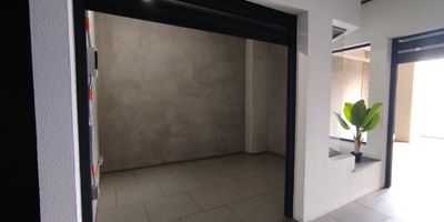 Local en Arriendo  Aranjuez Haz crecer tu negocio en este local en obra gris, con una distribucion versatil que podras adecuar a las necesidades de tu marca o empresa. Cuenta con acometida a punto cero, instalaciones para cocina y bano, puerta tipo persiana y un amplio espacio abierto listo para personalizar y ascensor. Su ubicacion es estrategica: una zona de alto flujo vehicular y peatonal, con facil acceso a vias principales. A pocos pasos de Comfama Aranjuez, el Parque de Aranjuez con conexion al Puente de la Madre Laura, supermercados y una variada oferta gastronomica. Un inmueble con excelente visibilidad y gran proyeccion comercial, ideal para diferentes tipos de negocio en un entorno dinamico y de alta demanda