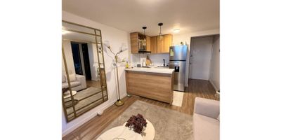 Se Vende Hermoso Apartamento de 36mts2; 

Cuenta con dos habitaciones cada una con closet, un baño con división en vidrio, cocina integral con isla, sala-comedor y zona de ropas independiente.  La vista es exterior hacia el oriente recibe el sol de la mañana logrando un ambiente acogedor. Su ubicación privilegiada te brinda acceso a todo lo que necesitas, desde áreas verdes hasta servicios esenciales.  Los parqueaderos son comunales, el conjunto cuenta con gimnasio, terraza BBQ, zona infantil, salones para eventos y parqueaderos para visitantes.
