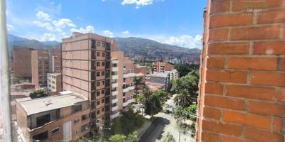 VENDO APARTAMENTO EN FLORIDA NUEVA 
 $670.000.000 
 CODIGO 3404 
 - 3 ALCOBAS 
 - 2 CLOSET 
 - 1 VESTIER 
 - CLOSET DE LINOS 
 - 2 BAÑOS CABINADOS (REMODELADOS) 
 - 1 BAÑO SOCIAL (REMODELADO) 
 - SALA 
 - COMEDOR 
 - ESTUDIO 
 - COCINA INTEGRAL MUY AMPLIA REMODELADA 
 - ZONA DE ROPAS 
 - CALENTADOR A GAS 
 - PISO EN BALDOSA 
 - PISO 9 CON ASCENSOR (NUEVO) Y SHUT DE BASURAS 
 - PARQUEADERO CUBIERTO DOBLE LINEAL AMPLIO 
 - CUARTO UTIL 
 - EL APARTAMENTO CUENTA CON PUERTA DE SEGURIDAD 
 - EL EDIFICIO CUENTA CON GIMNASIO, SAUNA, PARQUE INFANTIL, SALON SOCIAL Y UNA CANCHA PEQUEÑA PARA NIÑOS 
 - PORTERIA DE LUNES A VIERNES DE 7AM A 4PM Y DE 9PM A 6AM
 - PORTERIA SABADOS DE 8AM A 1PM Y DE 9PM A 6 AM 
 - PORTERIA DOMINGOS DE 9PM A 6AM 
 - PARA LOS TIEMPOS SIN PORTERIA, EL EDIFICIO CUENTA CON ACCESO CON HUELLA DACTILAR Y CON CONTROL PARA EL PARQUEADERO 
 - CERCA A SAN JUAN, AL OBELISCO, AL ESTADIO, A LA 70 
