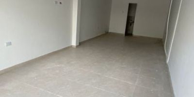 Se arrienda local para estrenar en la urbanizacion Caracoli de Monteria. Este espacio cuenta con servicios de agua y energia, ademas de bano interno, lo que lo hace ideal para iniciar o expandir tu negocio en una zona de crecimiento y facil acceso.