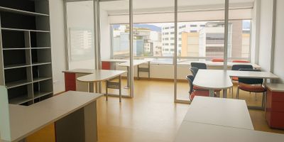 Arriendo oficina sin amoblar  de 37.53 metros cuadrados en el sector de La Castellana, excelente oportunidad para darle vida a tus ideas, con una muy buena ubicación e iluminación, en sus alrededores encontramos zonas comerciales, corporativas y residenciales. Las principales vías de acceso son la Calle 100, Carrera 7 y Carrera 11, se pueden encontrar variedad de servicios complementarios como restaurantes, hoteles, locales comerciales, entre otros. Así mismo, gran cantidad de rutas del SITP circulan por la Calle 100 y Carrera 7. La oficina posee un área de 37.53 m2, ubicada en un cuarto piso, acceso por ascensor, divisiones en vidrio y una división, cocineta, un baño y un parqueadero cubierto. El edificio posee planta eléctrica de suplencia total posee recepción, escaleras de emergencia, auditorio para 150 personas, parqueadero para visitante, CCTV, sistema de detección de humo, sistema de extracción en sótanos y ventilación mecánica. Para mayor información, no dudes en contactarnos, con gusto le atenderemos.