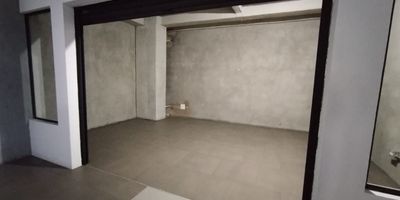 Local en Arriendo  Aranjuez Haz crecer tu negocio en este local en obra gris, con una distribucion versatil que podras adecuar a las necesidades de tu marca o empresa. Cuenta con acometida a punto cero, instalaciones para cocina y bano, puerta tipo persiana y un espacio abierto listo para personalizar, 1 ascensor. Su ubicacion es estrategica: una zona de alto flujo vehicular y peatonal, con facil acceso a vias principales. A pocos pasos de Comfama Aranjuez, el Parque de Aranjuez con conexion al Puente de la Madre Laura, supermercados y una variada oferta gastronomica. Un inmueble con excelente visibilidad y gran proyeccion comercial, ideal para diferentes tipos de negocio en un entorno dinamico y de alta demanda