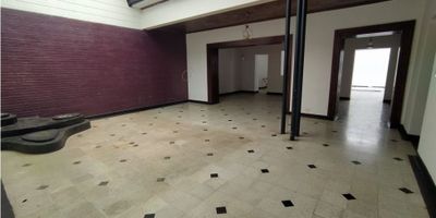 Codigo Wasi: 9406552
Casa unifamiliar en el sector de prado centro remodelada. La casa tiene amplios espacios con acabados modernos, la casa cuenta con siete alcobas amplias, cuatro baños modernos, un comedor, tres salas, tres patios, dos balcones, cocina integral tipo americana, cerca a clinicas, supermercados, con facíl salida a vias principales, tambíen tenemos tuberia de agua y electricidad nueva. Una gran oportunodad para tu lugar ideal. Asesor Comercial Jefferson Alcaraz CEL. 301 536 65 55    
