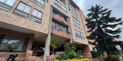 Encantador apartaestudio ubicado en el exclusivo barrio Rosales, con excelentes vías de acceso por la Calle 8 y la Carrera 4. Su ubicación privilegiada permite disfrutar de parques cercanos ideales para caminar o hacer ejercicio, y cuenta con gran afluencia de transporte público. Perfecto para vivir solo o en pareja, a solo diez minutos de la Universidad de La Salle, cerca del Teatro Nacional Calle 71 y del Centro Comercial Avenida Chile, donde encontrará bancos como BBVA, Davivienda y Bancolombia, además de restaurantes y tiendas. El apartaestudio ofrece amplios ventanales, excelente iluminación natural, clóset, cocina integral, baño remodelado, chimenea, depósito, gimnasio, bicicletero y ascensor.. Para más información, contactar al 3173690539 o al correo sebastian.castanoinmobiliariabogota.com.  El equipo de Inmobiliaria Bogotá está comprometido en ofrecerte una experiencia de vida excepcional desde el momento en que eliges formar parte de nuestra comunidad.