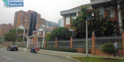 Oficina duplex para arriendo de 72.23 metros cuadrados aproximadamente distribuidos así: en primer nivel 36.46 distribuidos en 3 divisiones (recepción, cuarto a modo de útil y tercer espacio) y balcón de 5.10 metros cuadrados; en segundo nivel cuenta con un área de 30.67 metros cuadrados aproximadamente distribuido así: salón principal, cocineta, un baño y tres espacios independientes. Tiene parqueadero cubierto sencillo. Está ubicada en complejo empresarial con 2 porterías, ascensor, auditorio con capacidad para 70 personas, sala de reuniones sin costo, servicio de cafetería, centro de copiado, lavado de vehículos, parqueadero cubierto para visitantes; shut de basuras y baños en áreas sociales. En sector con cercanía a centros comerciales como son Oviedo y Santa Fe, a la Universidad Eafit, al Colegio San José de la Salle, con facilidad de acceso a transporte público y alimentadores del Sistema Metro, con proximidad a las estaciones de Aguacatala y Poblado.  El canon de arrendamiento  