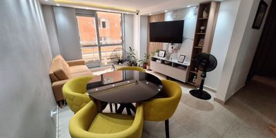 Descubre la elegancia y comodidad en este apartamento de 2 habitaciones y 2 baños, con una distribución inteligente que optimiza cada uno de sus 60 metros cuadrados. Ubicado en una zona privilegiada, este inmueble ofrece un ambiente acogedor y funcional para disfrutar en familia o con amigos. Con acabados de alta calidad y una atmósfera moderna, cada espacio ha sido diseñado para brindar confort y estilo. Vive la experiencia de un hogar único en este exclusivo apartamento. ¡Bienvenido a tu nuevo hogar!