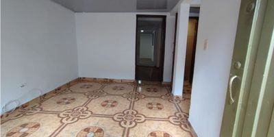 Vendo Casa, área de 72m2, en el sector centro, cuenta con sala, comedor, 4 habitaciones, 2 baños, cocina y zona de ropas.

La casa se encuentra en sector residencial con excelente ubicación, cerca del centro de la ciudad y a pocos minutos del sector plaza de bolívar, cerca panaderías, supermercados entre otros, con excelente transporte público.

 ¡Contáctanos y separa tu cita 3122092858!
