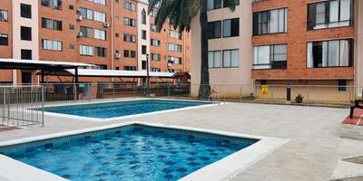 Vendo apartamento en el sector de Limonar sur central en Cali, el cual dispone de 3 habitaciones, dos baños, ademas de tina en el tercer baño, cocina amplia remodelada, ademas cuenta con su parqueo propio con deposito. Su ubicación es excelente ya que puede ingresar por la calle 13, por la carrera 56 entre otras vías de acceso. El conjunto cuenta con todas sus amenidades como piscina, juegos infantiles, salón social, portería y vigilancia las 24/7.