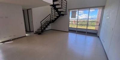 Apartamento en arriendo, de 130 mts, cuenta con 3 habitaciones, principal con vestier, baño y balcón, auxiliar con closet, baño social, está dotado de cocina integral tipo isla, zona de ropas, sala-comedor, balcón con vista panorámica, parqueadero, cuarto útil y una excelente vista natural, está ubicado estratégicamente en un sector muy exclusivo conocido como los colegios en Rionegro, Antioquia