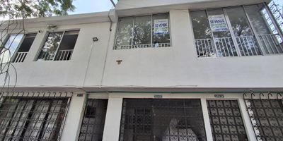 Apartamento en venta en el barrio Vipasa, norte de Cali, ubicado en la Calle 47A Norte # 3CN – 20, segundo piso, con un área construida de 74,4 m². El inmueble cuenta con dos alcobas, siendo la principal de gran tamaño, un tercer espacio actualmente usado como vestier o estudio, dos baños completos, sala amplia y luminosa, patio interior con excelente ventilación y parqueadero privado. Se encuentra en una zona residencial muy tranquila, a pocas cuadras del Parque de la Flora y el Parque del Avión, cerca de centros comerciales como Chipichape, Homecenter y La Estación, con fácil acceso por la Avenida 6ª Norte, la Calle 44 y la Avenida 3N. En sus alrededores se encuentran colegios reconocidos como el Colegio Bolívar y el Colegio Hispanoamericano, así como oficinas públicas como la DIAN Norte y la Registraduría Especial del Norte. Esta ubicación estratégica combina tranquilidad residencial con cercanía a las principales zonas comerciales y de servicios de la ciudad.