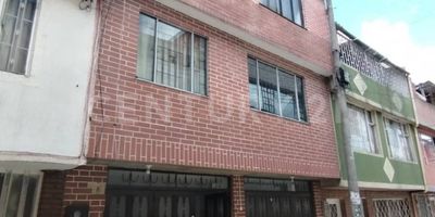 VENDO CASA DE TRES PISOS CON 2 GARAJES EN BOITA. la casa esta ubicada en el barrio Boita, tiene 6 de frente por 15 de fondo, con área disponible para construcción, en el primer piso cuenta con 2 parqueaderos amplios, zona de lavanderia, sala comedor, cocina integral tipo americana, 2 baños, 1 habitacion. Segundo piso tres habitaciones amplias 2 con baños, tercer piso una amplia terraza cubierta ideal para construir dos apartamentos mas. se encuentra cerca del centro comercial Paseo Villa Del Rio. excelentes vias de acceso.