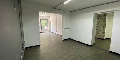 Local en rriendo comercial en Medellin distribuido en dos niveles: segundo y tercer piso. Área del segundo piso: 120 m² área del tercer piso: 100 m²El espacio cuenta con una zona destinada para cocina, tres baños, y varios salones ideales para oficinas, consultorios, o atención al público. Además, posee una vitrina amplia y estratégica perfecta para exhibición de productos o publicidad visible desde el exterior. ideal para restaurantes, academias, centros de salud o cualquier tipo de negocio que requiera buena ubicación, visibilidad y espacios funcionales.