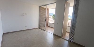 Codigo 28183. ? Apartamento en arriendo ubicado en La Ceja sector El Tambo ? Características:• 3 habitaciones (principal con clóset, baño privado y balcón)• 2 baños modernos• Sala y comedor independientes• Cocina integral abierta con cubierta a gas, campana extractora y mesón en Quarztone• Zona de ropas independiente• Balcón con vista exterior• Parqueadero sencillo• Cuarto útil• Red de gas• Área: 77 m²• 1 nivel? Descripción:Este apartamento en el Edificio Estanza combina comodidad, diseño moderno y ubicación estratégica en el sector El Tambo de La Ceja. Con 77 m² distribuidos en 3 alcobas, la principal con baño y balcón, sala y comedor independientes, cocina integral abierta con acabados de alta calidad y balcón con excelente vista, es ideal para quienes buscan un estilo de vida tranquilo y funcional.? Entorno:– A solo 5 minutos del parque principal de La Ceja– Cerca del Colegio Salesiano, Colegio María Auxiliadora e Iglesia La Santa Cruz– Fácil acceso a vías principales hacia Abejorral y La Unión– Sector residencial tranquilo y de alta valorización? Zonas comunes:• Portería 24 horas y portería diurna• Lobby de acceso• Zonas verdes• Zona de mascotas? Nota: Canon $2.600.000. 