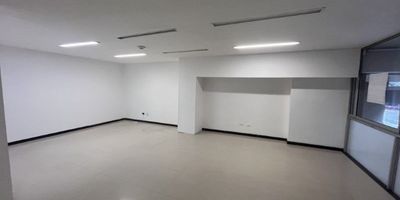 Codigo 28185. Oficina en arriendo ubicada en Bello sector PradoCaracterísticas principales• Área construida: 47 m²• Distribución en 2 niveles con 2 espacios abiertos• 2 baños comunes + 1 baño privado• Cocineta integrada• Acceso por puerta peatonal• Estado: usada, 16 años de construcción• Estrato 4 DescripciónOportunidad para empresas y profesionales que buscan una oficina funcional en un sector estratégico de Bello. Este inmueble de 47 m² se encuentra distribuido en dos niveles que ofrecen versatilidad para adaptar áreas de trabajo, recepción o salas privadas. Cuenta con cocineta, baño privado y baños comunes para mayor comodidad.La oficina mantiene un estado óptimo y se convierte en una alternativa práctica para negocios que requieren cercanía con el norte del Valle de Aburrá. Entorno y ubicación– A pocos minutos de la estación Niquía y Bello del Metro.– Cercano a entidades de tránsito y servicios públicos.– Fácil acceso por vías principales y excelente conexión con transporte público. Datos adicionalesCanon mensual: $2.400.000Administración: $614.000Mall con servicios complementarios y vigilancia.Agenda tu visita con Grupo Santamaría y conoce esta oficina en el corazón de Prado Bello.