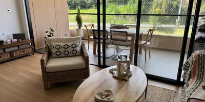 Codigo 28187. ? Apartamento en arriendo ubicado en El Retiro sector La Manuela ? Características:• 2 habitaciones (principal con vestier, baño privado y cabina en vidrio templado)• 3 baños• Sala - comedor• Cocina integral abierta con cubierta a gas, campana y mesón en Quarztone• Zona de ropas• Balcón• Parqueadero doble paralelo• Cuarto útil• Red de gas y servicios públicos• Área: 84 m²? Descripción:Este apartamento de 84 m² combina comodidad y modernidad en un solo lugar. La alcoba principal cuenta con vestier y baño privado, mientras que la habitación auxiliar ofrece acabados en cerámica y acceso a baño social. Su distribución práctica incluye sala-comedor, cocina integral abierta con acabados en Quarztone, balcón y zona de ropas. Ideal para quienes buscan vivir en un entorno residencial tranquilo y con excelente valorización.? Entorno:– Sector de alta valorización y fácil acceso a vías principales– Cerca de Mall Pempenao, Macedonia, Iglesia El Retiro y supermercados– Rodeado de restaurantes, comercio local y zonas de entretenimiento? Zonas comunes:• Portería 24 horas• Lobby• Coworking• Gimnasio• Piscina adultos• Piscina niños• Zonas verdes• Parqueadero de visitantes? Nota: Canon $3.800.000.¡Ideal para quienes buscan tranquilidad y confort en El Retiro! ?✨