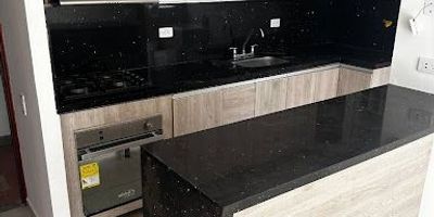 Se Arrienda Apartamento en Loma del Indio, Unidad Cerrada con portería 24 horas, juegos infantiles, cancha, piscina.
Apartamento 5 piso sin ascensor con excelentes acabados.
3 Alcobas, 3 closets, 2 baños, sala comedor, zona de ropas, piso en Cerámica, buena iluminación.
Facilidad de transporte público.
Incluye
Parqueadero descubierto.
Cortinas tipo panel japonés y black out en sala y habitaciones…
Cocina integral con horno y campana
Zona ropas
Ventanales polarizados
Canon de Arrendamiento: 3013959118 Jhovan Posada