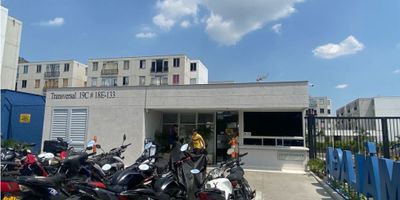 APARTAMENTO EN ALQUILER CALI AL NORTE CIUDAD GUABINAS CR MALAGA, Apartamento en quinto nivel (sin ascensor), con un área de 50 m², cuenta con sala comedor, cocina integral, zona de oficios, baño social y tres habitaciones. Se ubica en zona residencial moderna y en tendencia en el norte de Cali, con excelente ventilación e iluminación natural. La unidad ofrece parque infantil, piscina para adultos, piscina para niños, salón social y parqueadero comunitario. (COD 9380106 - TRANSV 190 C # 18 E - 133 APT 501 T 29 CR MALAGA)
