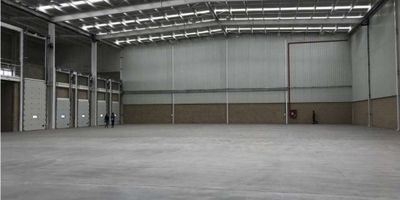 ARRIENDO BODEGA EN ZONA FRANCA

- Área construida: 2560 m2

- Área bodega: 2080 m2

- Área Oficinas: 470 m2

- Área patio de maniobras: 263m2

- Triple altura

- 4 muelles a desnivel y 1 a nivel

- Red contra incendios - 20 KVA
