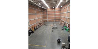 Linda bodega
Lote 1.000 m2 
Área bodega libre 
700 m2 35×20
Área oficinas 700 m2 
12 mts de altura
Muelle a nivel 
Entrada tractomula
50 kva
Resistencia  piso 5 ton/m2  Resistencia piso oficinas 1 ton/m2
12  baños
5 parqueaderos 
Red contra incendios 
 
